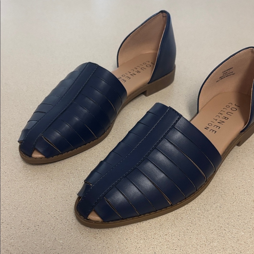 Journee Collection Women's Navy Flats